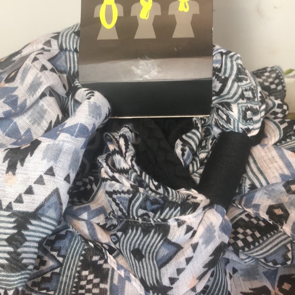 D&Y figure 8 neck scarf - Picture 7 of 7